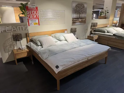 Bett mit Nachtkästchen TEAM 7 Light / Lunetto